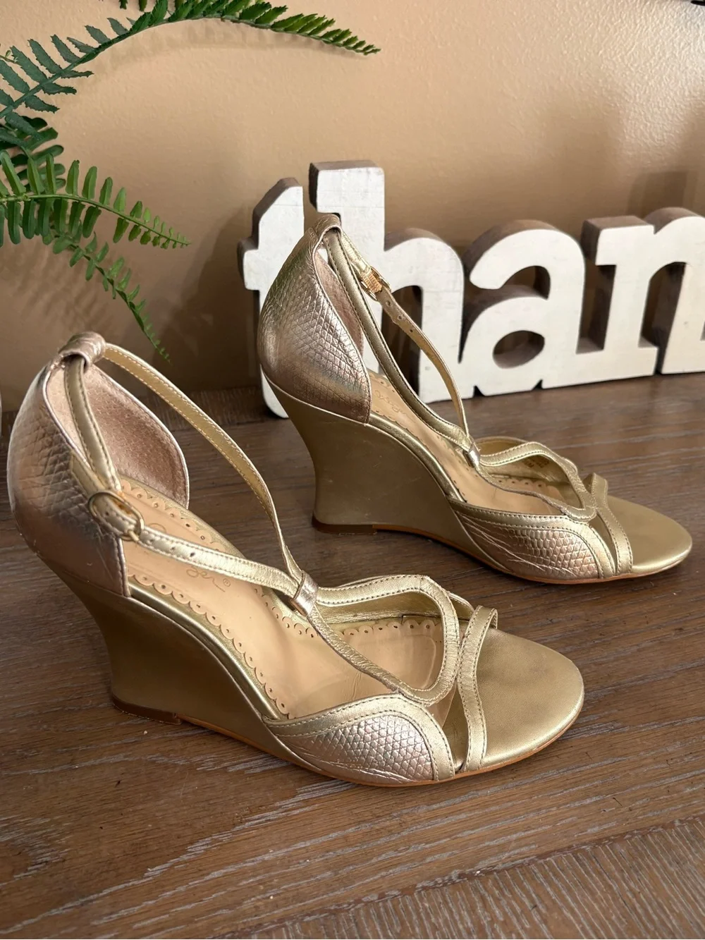 Lilly Pulitzer Janie Wedge Gold Metallic Sandals Shoes Size 6.5